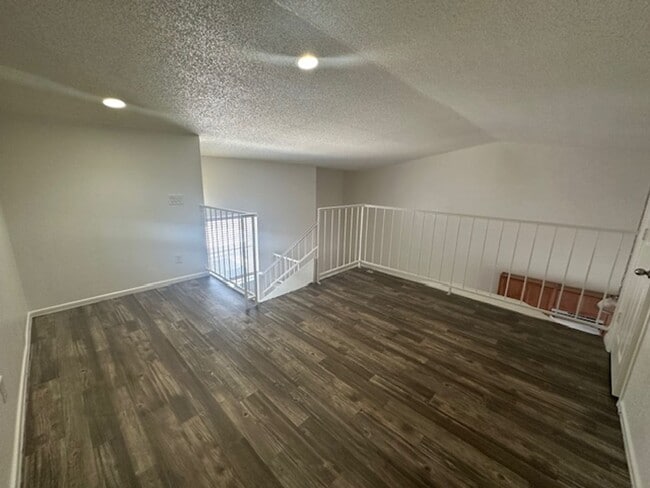 Building Photo - 1 bedroom with loft - or 2nd bedroom - w/d...