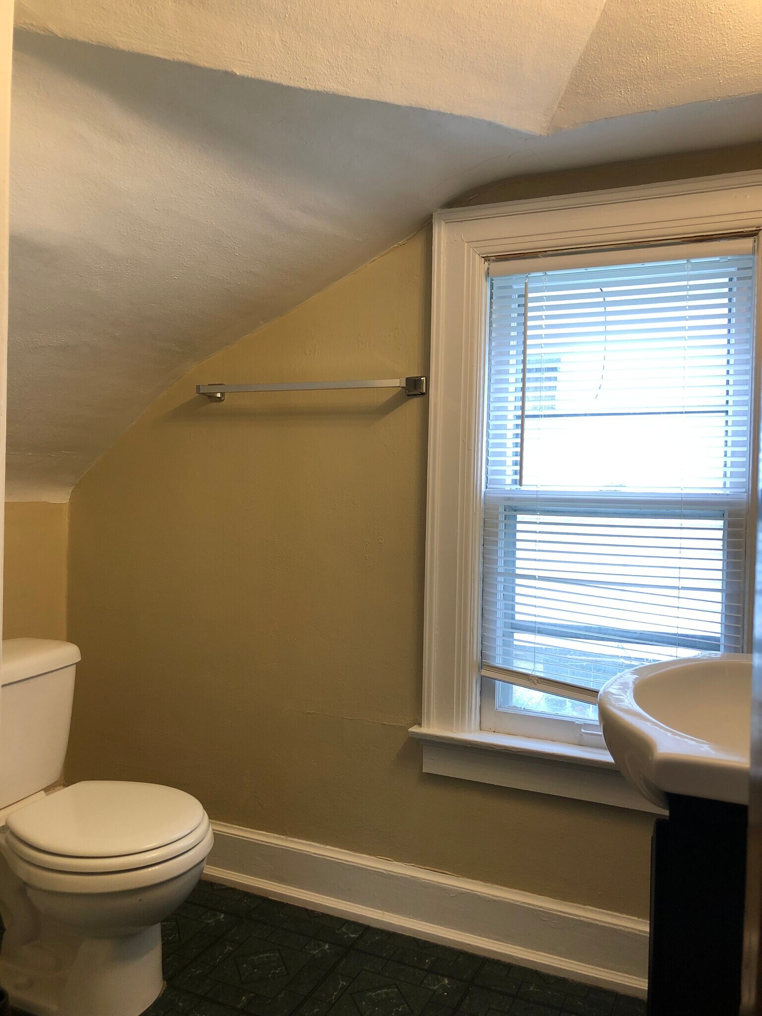 Building Photo - 3218 N Oakland Ave