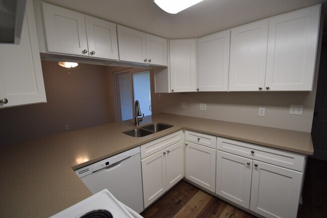 Building Photo - 3BR/1.5BA two story Townhouse