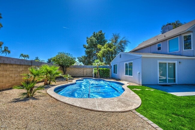 Building Photo - Offering 3 spacious bedrooms, 2.5 baths, l...