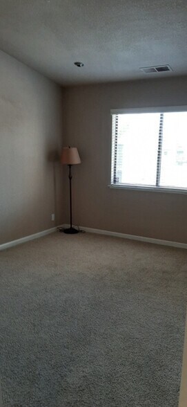 Building Photo - 427 W Laurel Dr