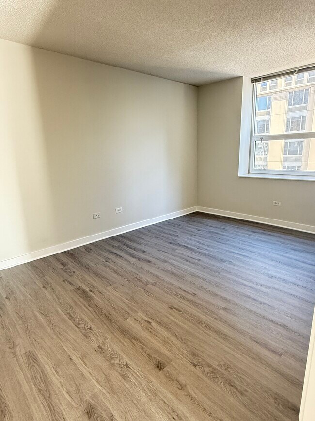 Building Photo - 509 N Dearborn-2001