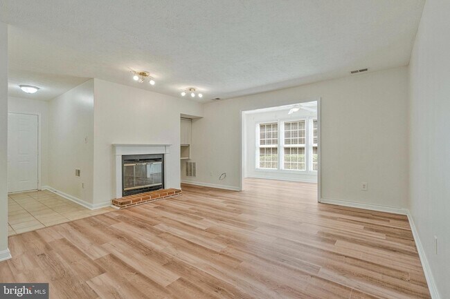 Building Photo - 10070 Oakton Terrace Rd