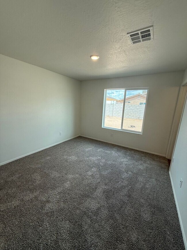 Building Photo - BRAND NEW 4 Bedroom in Desert Sands!