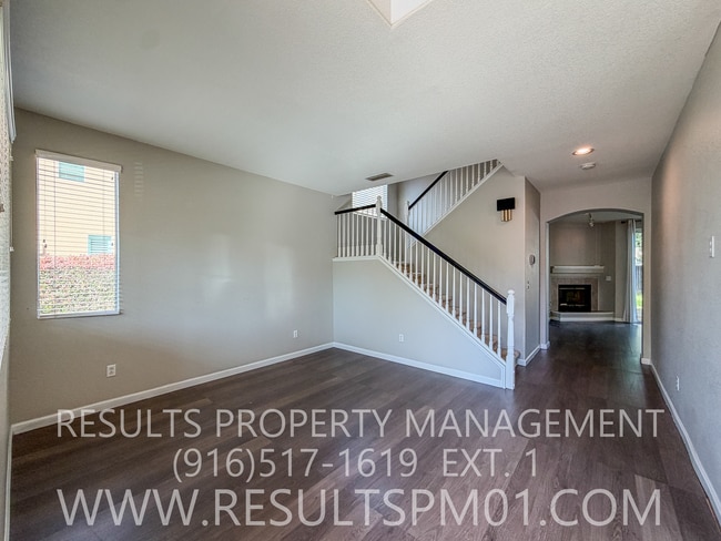 Building Photo - Lovely 4 Bedroom Home in Great Neighborhood