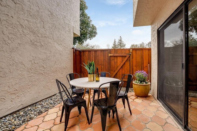 Building Photo - 402 Hogarth Terrace