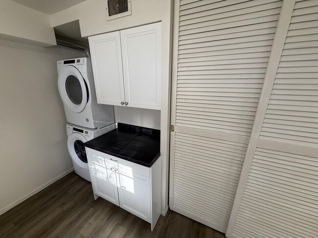 Building Photo - 604 Manor Dr