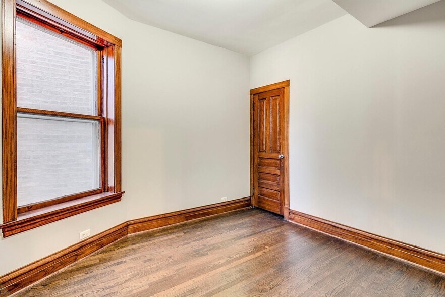 Building Photo - 2421 N Kimball Ave
