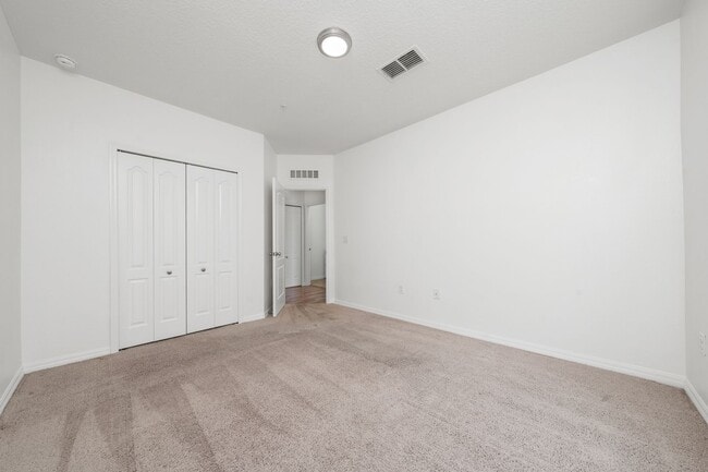 Building Photo - Elegant 2 bedrooms/2 bath condo located in St. Cloud with 1-Car garage
