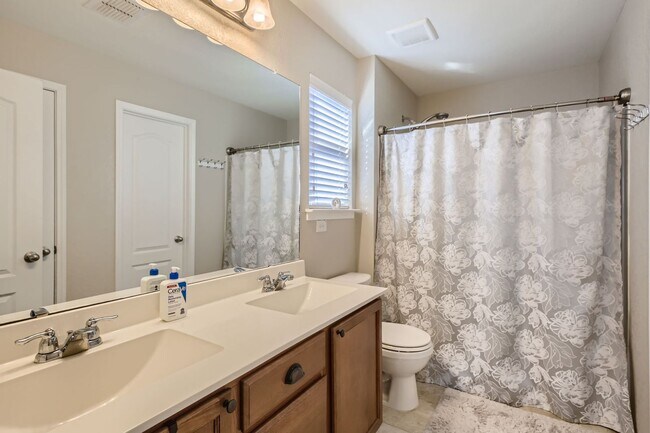 Building Photo - HALF OFF First Month Rent: 3 Bed/2.5 Bathroom~ Multiple Living Spaces~ Located near Lackland AFB!