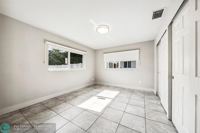 Building Photo - 4800 NE 4th Ave