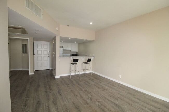Building Photo - Remodeled Condo in Central Oxnard Gated Community!