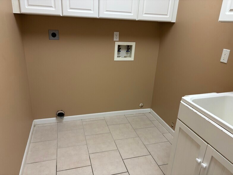Laundry room/mudroom off garage - 5225 E Dee Woods Rd
