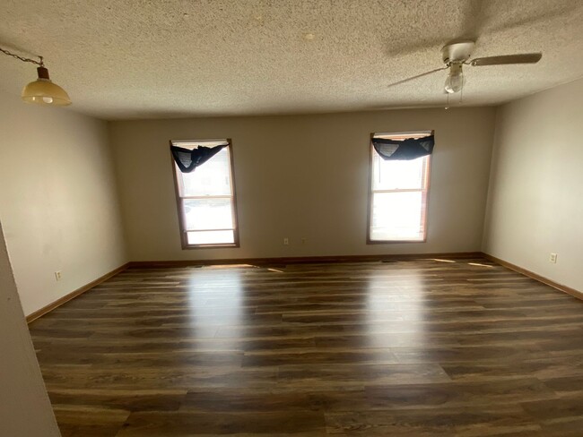 Building Photo - Lower Level 2 Bedroom Apartment for Rent!