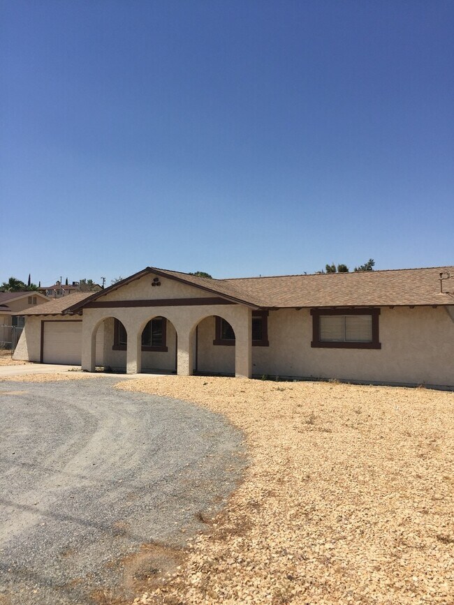 Building Photo - 3 BEDROOM HESPERIA HOME! GREAT LOCATION! SPACIOUS LOT!