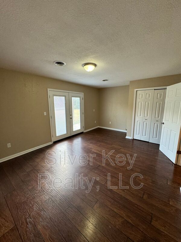 Building Photo - 123 S Victoria Rd