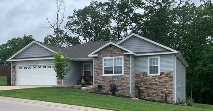 Building Photo - Beautiful Home with Plenty of Storage and Covered Back Porch