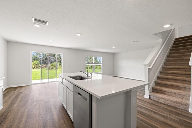 Building Photo - Spacious 5 Bedroom - Fenced In Yard!