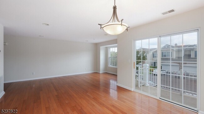 Building Photo - 1044 Shadowlawn Dr