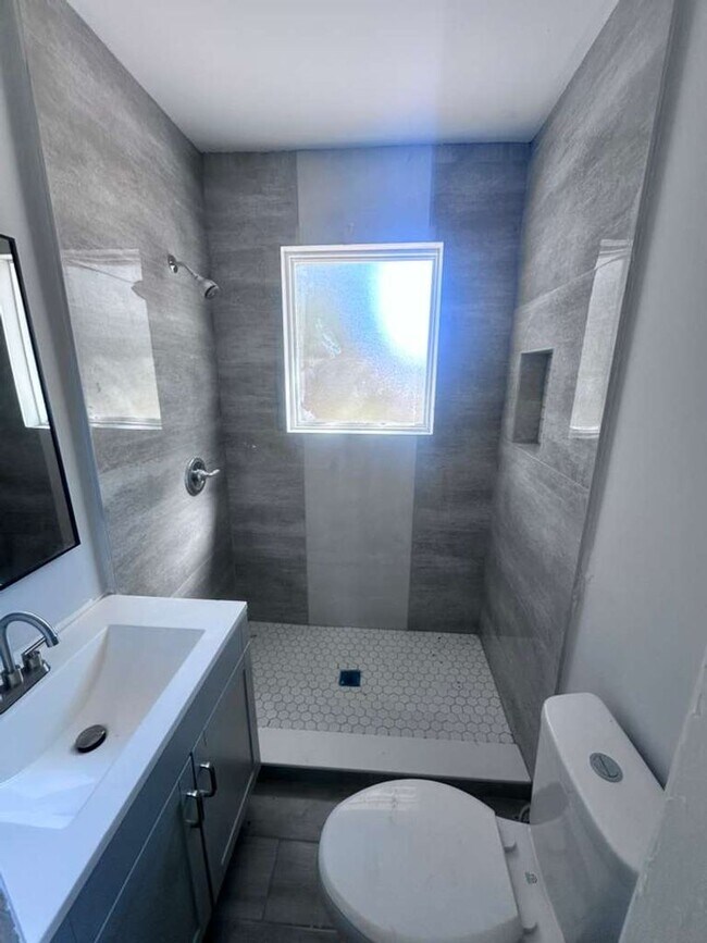 Building Photo - ***TWO WEEKS FREE*** Charming 2BR Home for Rent in Jacksonville – Prime Investment Opportunity!