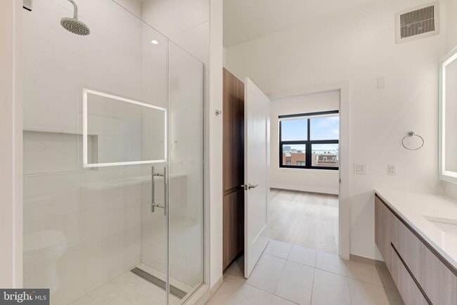 Building Photo - 701 Swann Ave