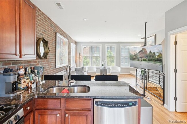 Building Photo - 537 Lewis St