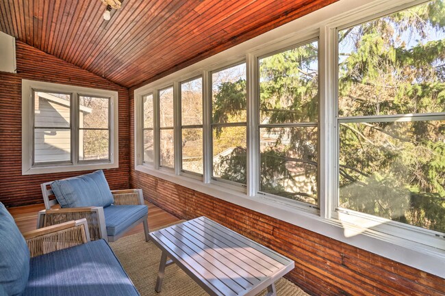 Building Photo - Charming Upper Level Duplex