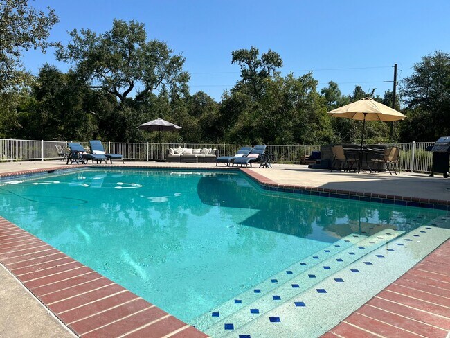 Building Photo - 8402 Matthews Ln