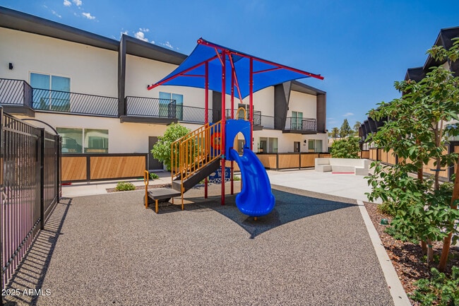 Building Photo - 3426 E University Dr