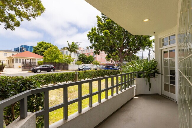 Building Photo - Stylish End-Unit Townhome in Prime Santa Monica | Private Rooftop Deck & Bonus Room