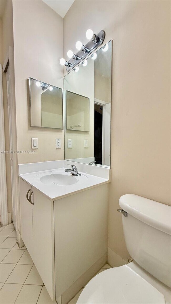 Building Photo - 3323 NE 11th Dr