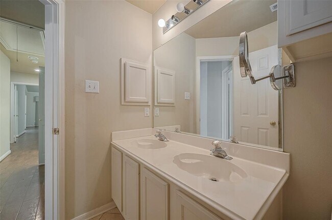 Building Photo - 8814 Fairbloom Ln