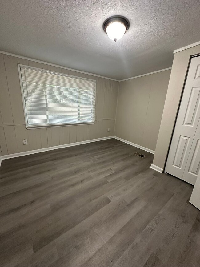 Building Photo - Newly remodeled 4 bed 2 bath home availabl...