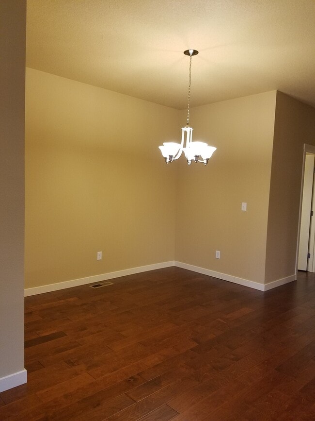 Building Photo - Beautiful Townhome in perfect location, only minutes from I-5