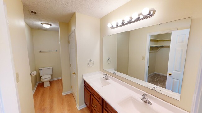 Building Photo - $350 OFF First Month's Rent! 3 Bedroom Upd...