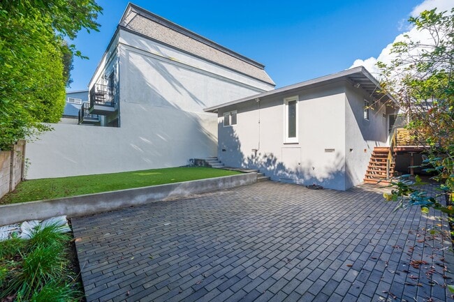 Building Photo - Private and Comfy Manhattan Beach Home