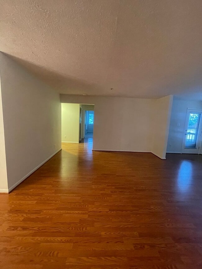 Building Photo - VERY SPACIOUS CONDO ON 3RD FLOOR WITH ELEV...