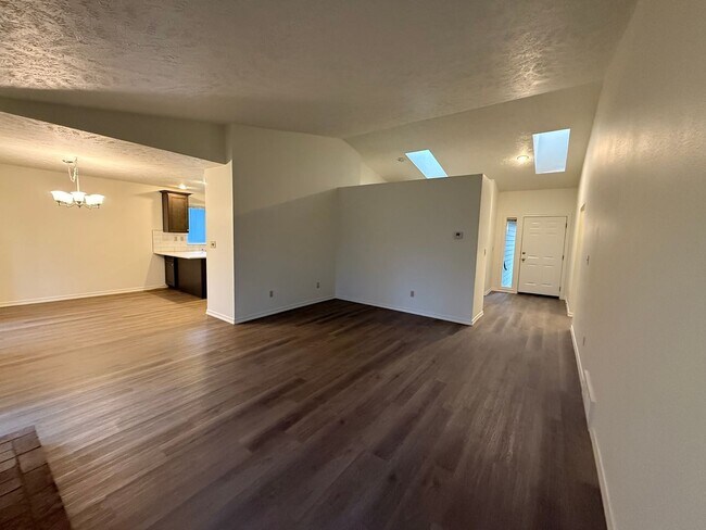 Building Photo - Stunning 3 Bed, 2 Bath Home near Riverside...