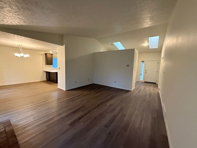 Building Photo - Stunning 3 Bed, 2 Bath Home near Riverside State Park!