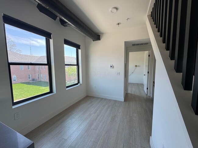 Building Photo - 973 E Broad St