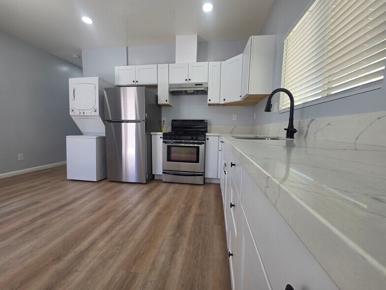 Building Photo - 1715 W 64th St