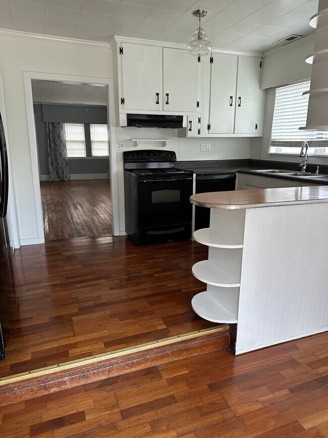 Building Photo - 1601 S 41st St