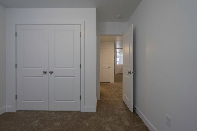 Building Photo - Well Maintained, 3 Bedroom and 2.5 Bathroom Townhome in Desert Color! Internet Included!