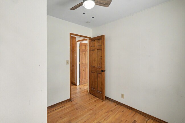 Building Photo - 305 Mesa Dr