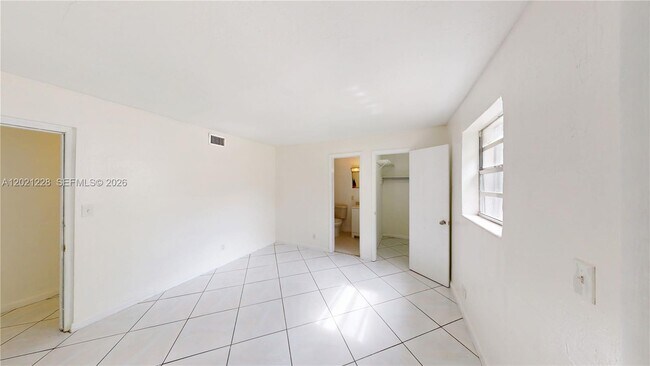 Building Photo - 6842 SW 15th St