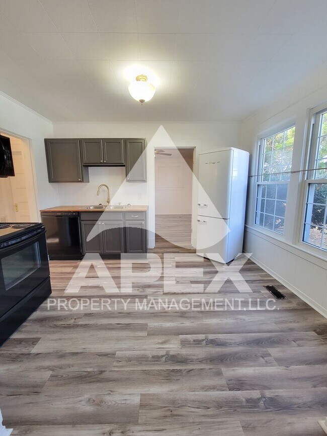 Building Photo - Charming 3Bd/2 Ba Renovated Craftsman Style Home in the Heart of Alcoa!