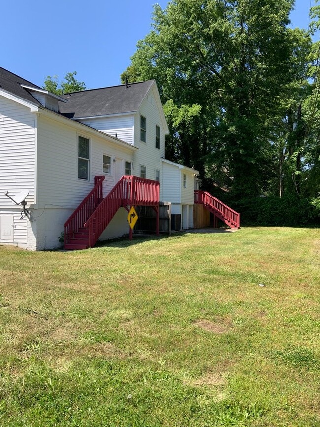 Building Photo - 4 BR 4 BA on Queen City Ave available Augu...