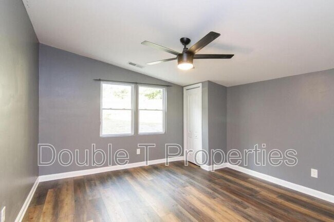 Building Photo - 3405 Pebble Dr