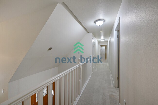 Building Photo - Spacious 5-Bedroom Haven with 3 Full Baths in Redmond – Your Dream Home Awaits!