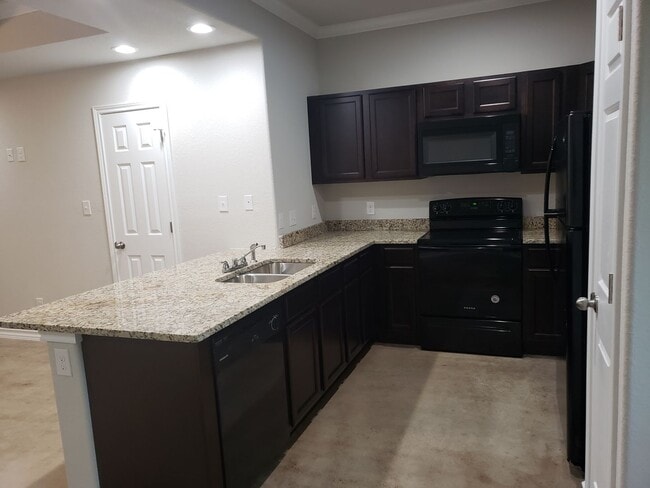 Building Photo - Town home for rent